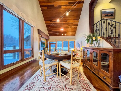 Lakeside Retreat on Golf Course•Views•Hot Tub•BBQ•2 Decks•Walk to Free Transit