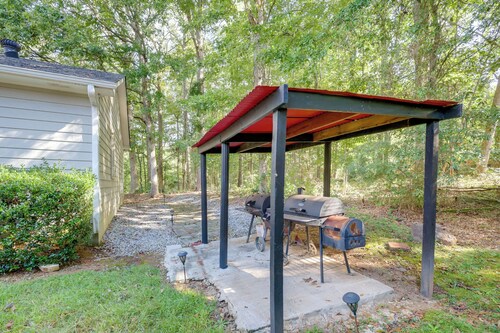 12 Mi to UGA Campus: Spacious Group Getaway!