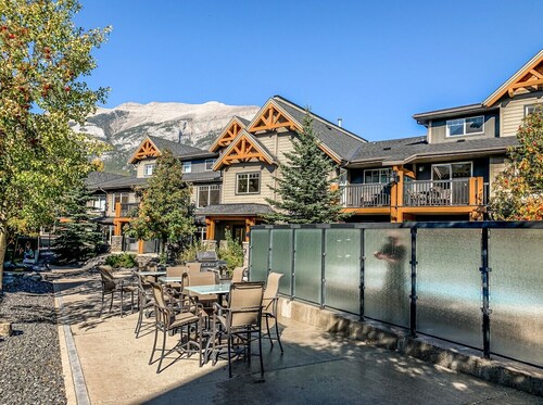 Walkout to Hot tub | BBQ | Clean & Cozy 1 Bed Unit