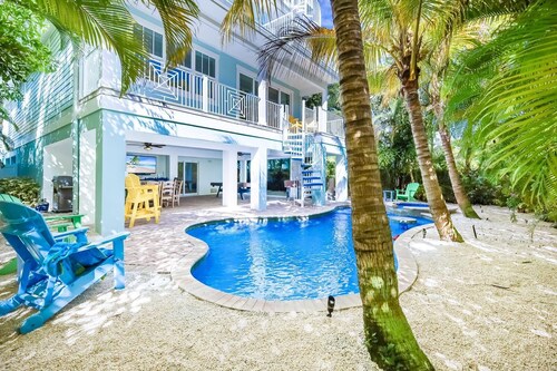 Bermuda Bay: 1.5 Blocks to Beach! Pool Spa, Rooftop Deck