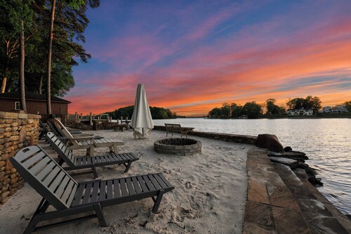 Lakefront, Private Dock+beach, Game Room Sunset Shores Resort: The Grand House
