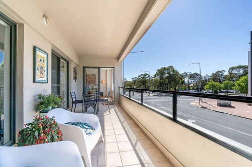 Central 2BR | Stylish Apt located in Greenway