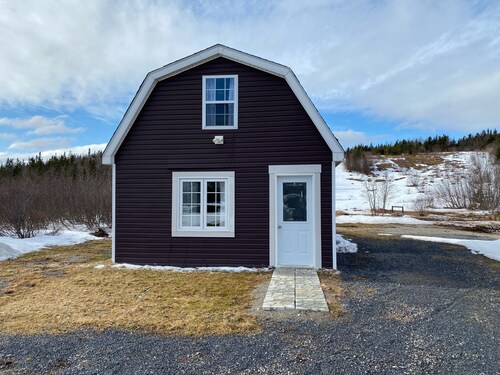Hillside Cottage, 5 minutes to Stephenville, skiing and snowmobile trails.