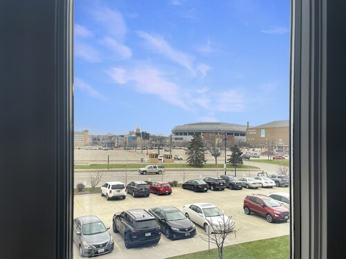 Downtown 1BR by Steps from Wells FREE PARKING