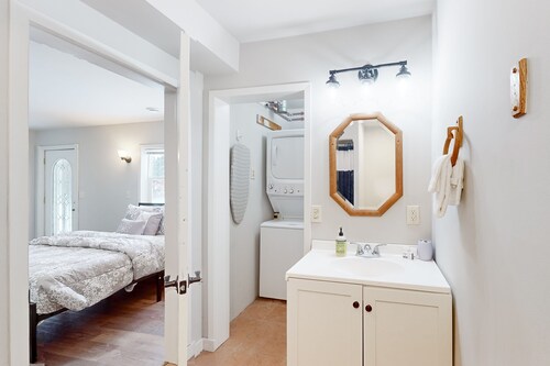 Dog-friendly, tree-lined home on the snowmobile trail with streaming, W/D, & AC