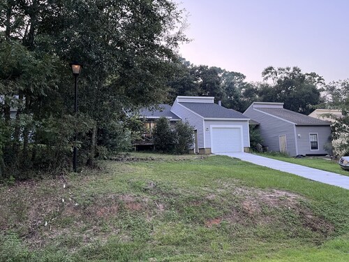 9 Miles to FAMU & 7 Miles to FSU; Convenient/Safe Neighborhood. Backyard fenced.