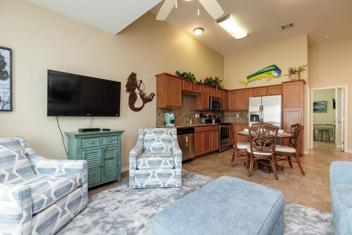 Comfy 2 Bedroom, Pets Allowed, Community Pool