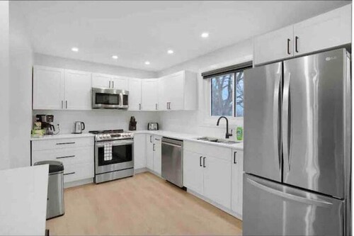 Relax in Style: Modern Renovated Home in a Peaceful Tranquil Neighbourhood