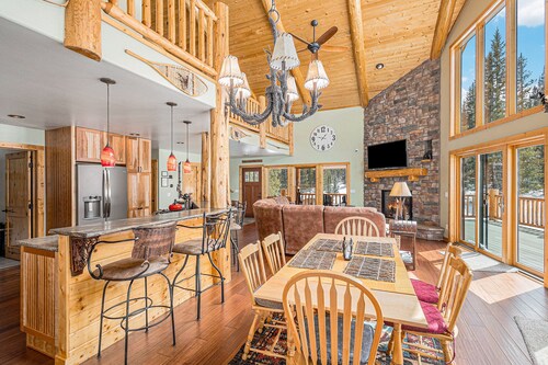 Secluded Log Cabin: 10 Acres, Soaker Tub