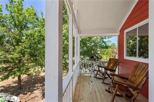 Beautiful gated 6 acre waterfront family retreat