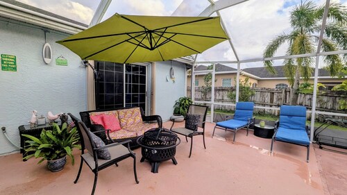 Cozy Honey Room • Perfect Comfort with Wi-Fi & Free Parking