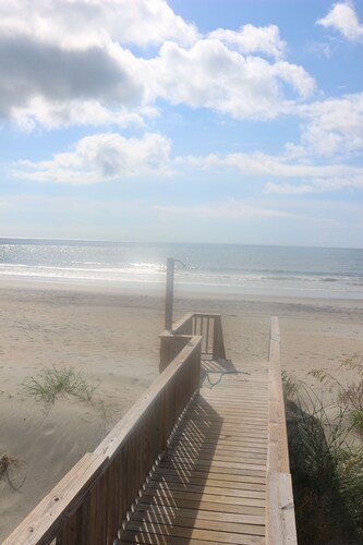 EXQUISITE OCEAN FRONT house, Heated Pool, Elevator, Pet friendly, Sleeps 18