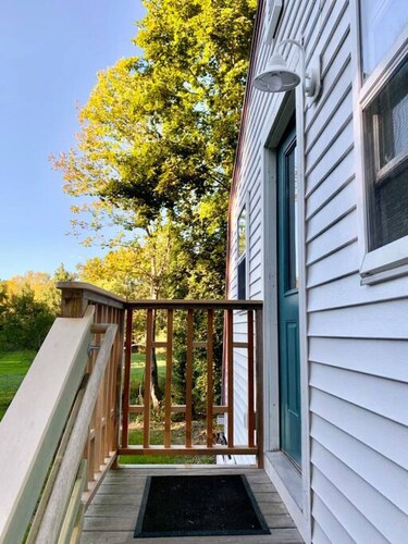 Meadow View Cottage- New, Peaceful, Trail to Beach