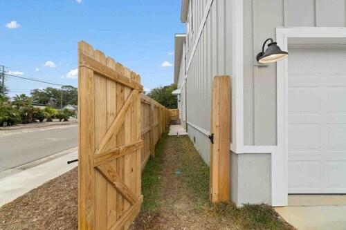 Bright & open/walk to downtown!