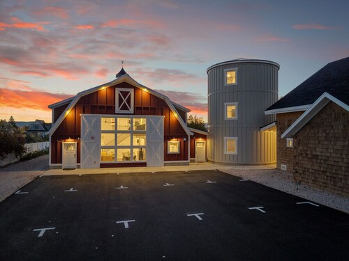 Sleeps 60+! Reunions/retreats! Indoor playground!