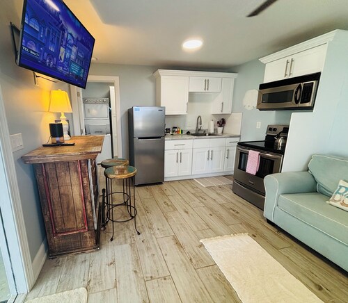 Tiny Home Renovated 2023 1.5 Mi, 2 Beach Kit W & D Regular Bed on Imperial River