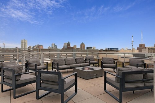 Milwaukee Charming 1BD 1BA Downtown Apartment