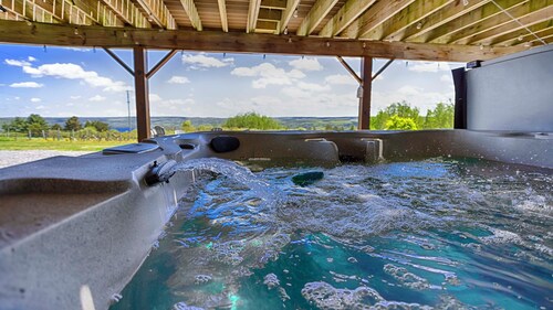 Vineyard with a View: Close to Wineries + Hot Tub!