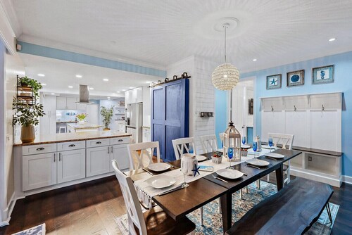 Cape Calypso! Heated Pool, Coastal Luxury, Bike to Beach