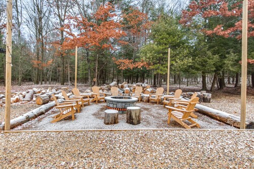 Houtzdale Home w/ Shuffleboard & Pickleball!