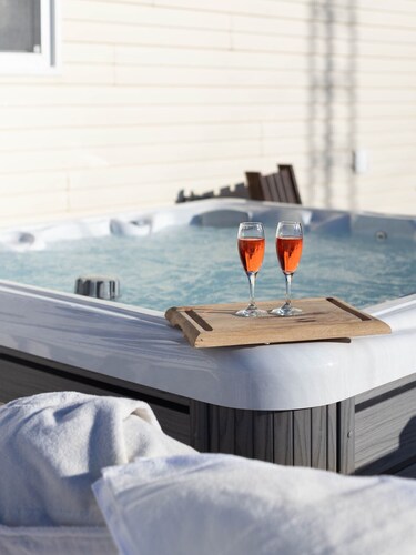 Northcape Bunkhouse Rentals + Hot tub/ Beach
