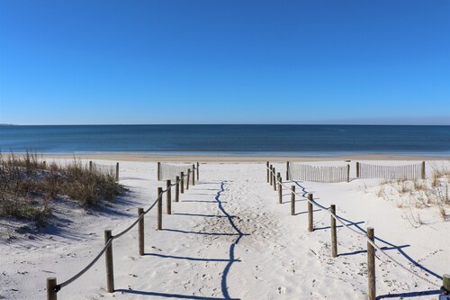 THE "CRABBY HUNTER" IS A NEW HOME W/GULF VIEWS, PRIVATE POOL & OPTION TO RENT GOLF CART!