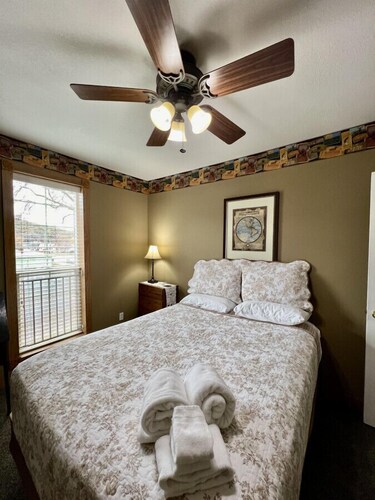 Scarlet Begonia - Great for Families, Large 4 Bdrm, Local Golfing 50% Off!