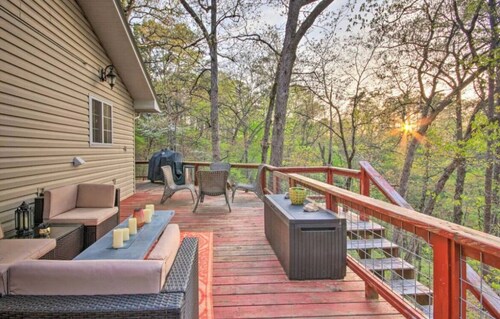 Large deck, BBQ grill, fire pit & Arkansas Sunsets- the perfect spring evening!