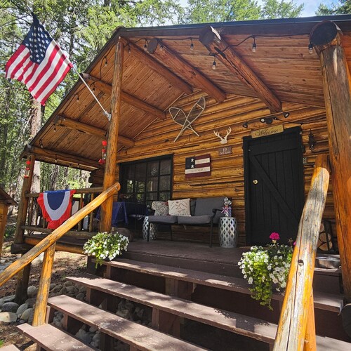 Cozy Mazama cabin nestled in the woods in the North Cascade Pet Friendly!
