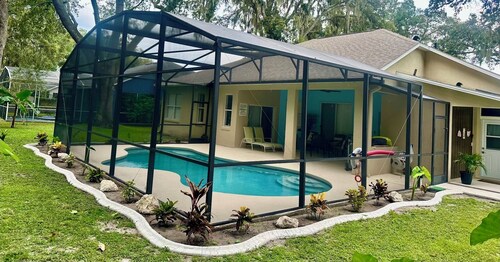 Charming , 2 bedroom , 1 bath and full kitchen, retreat with pool