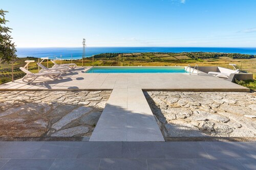 Great villa with pool and sea view