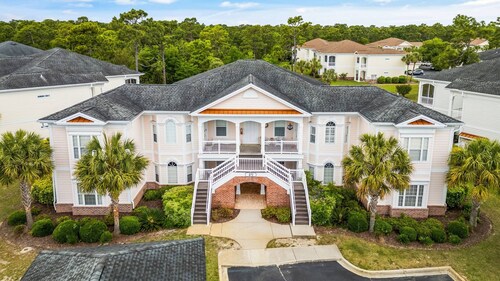 4 Bedrooms, 3 Full Baths, Pawleys Island Condo: 2-minute drive to private beach