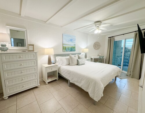 The Olive Shell- condo steps to the beach