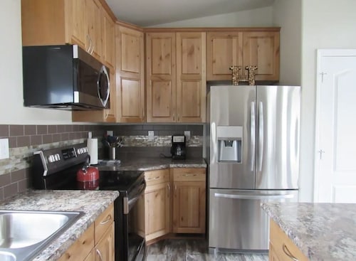 Mountain Side Home with Spectacular Views!! 2bd-2ba - 420 & Dog Friendly + AC !!