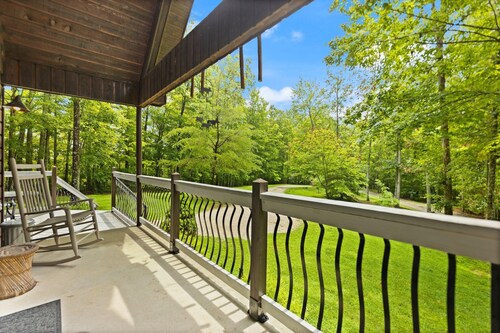 Gorgeous Luxury Chalet. Huge See-Thru Stone Fireplace. Private, Hot Tub, Wi-Fi.