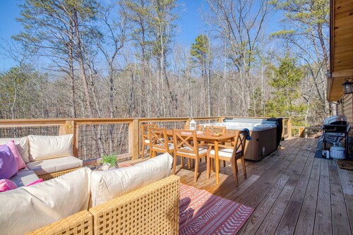 Pink Pines by Avantstay Luxury Aesthetic Dream Home, Indoor Pool, Hot Tub