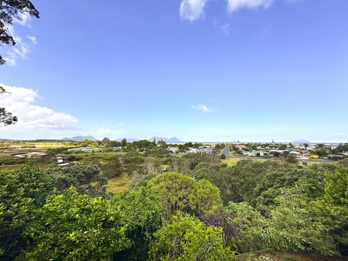 Large sunny home with stunning panoramic sea views of Bream Bay