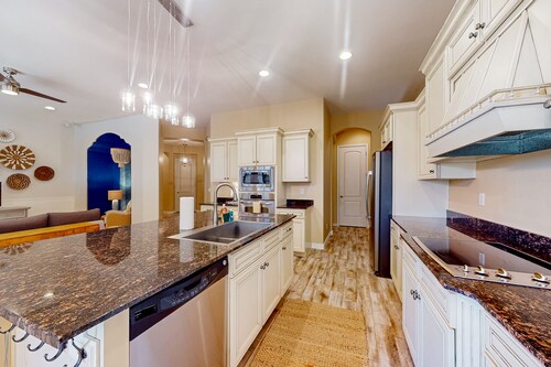 Single-level mountain view retreat with fenced yard, washer/dryer, & AC