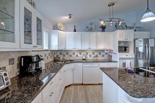 Spacious & Pet Friendly + Game Room Sleeps 10