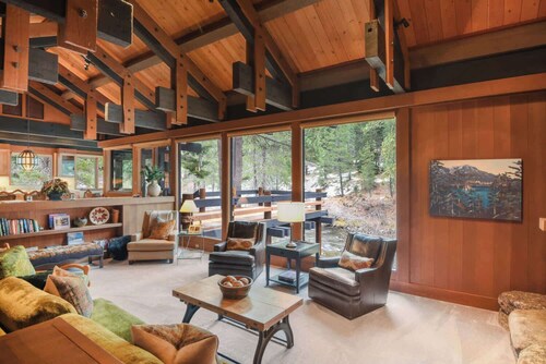 Joy on the River Stunning Waterfront Home for 10