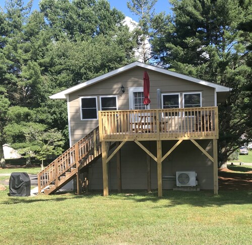 Sleeps 6 - Mountain Views! Enjoy watching Alpacas & Mini Horses from your deck!