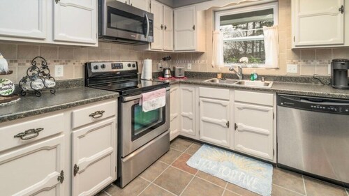 Recharge in this Cozy Townhome on Lake DeSoto