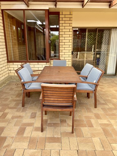 Lacey’s Holiday House - 5 minute walk to town precinct