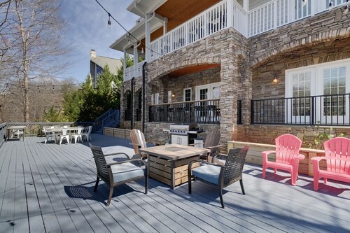 Lakefront Home with Hot tub, dock, & 12 beds