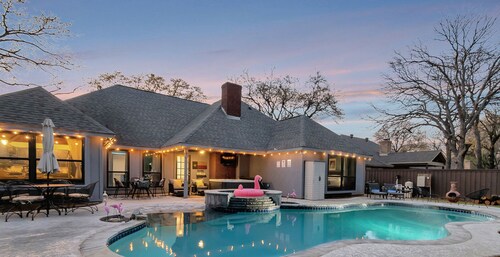 Villa D’Oro, Saltwater Pool, Hot Tub, Arcade, Foosball & Walking Trail