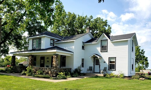 Newly renovated, 3 bedroom  with ensuites, in vineyard farm house. Spacious.