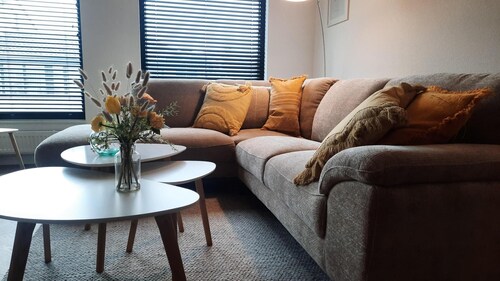Apartment Kerssens ist gerĂ€umig und modern eingerichtet. Eine Top-Ferienadresse, nur 300 Meter von Strand, Meer und DĂŒnen entfernt. Und auch ideal gelegen mit der BĂ€ckerei, dem Supermarkt und den vielen gemĂŒtlichen GeschĂ€ften, Restaurants und Terrass