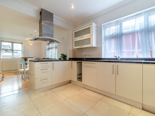 6 bedroom accommodation in Ipswich