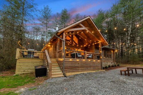 Family fun, romantic Hot Tub, Firepit, King Bed 15 min from Blue Ridge & Ellijay