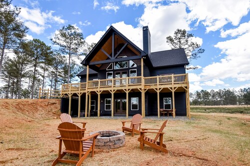 Modern mountain cabin with hot tub, stunning views, & ample entertainment space